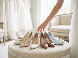 Opções de sapatos de noiva em diferentes cores e estilos sofisticados