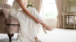 Noiva escolhendo o sapato de casamento que combina com seu estilo pessoal em atelier sofisticado