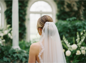 Penteado de noiva com coque baixo e véu delicado