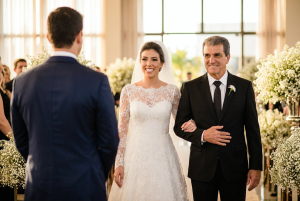 Noiva entrando na cerimônia de braço dado com o pai