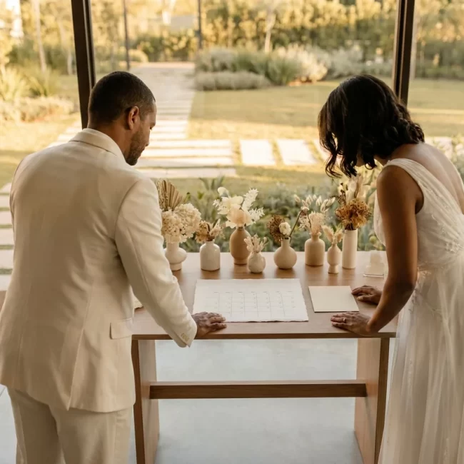 Casal planejando a data ideal para o casamento em ambiente sofisticado