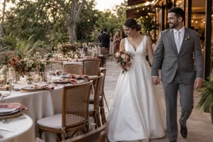 casal-na-recepcao-paleta-cores-casamento