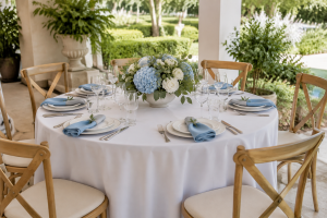 Mesa de casamento decorada em branco, azul suave e verde